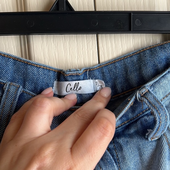 CELLO Light-Washed Distressed Raw Hem Jeans - Picture 6 of 7